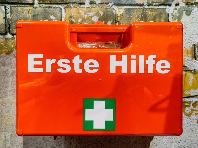 Erste Hilfe, první pomoc. Foto: Sebastian, Unsplash