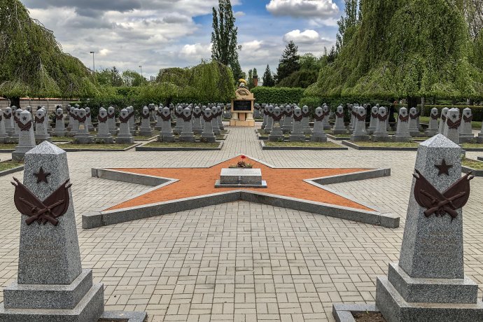 Pohřebiště rudoarmějců na Olšanských hřbitovech v Praze. Foto: Gabriel Kuchta, Deník N