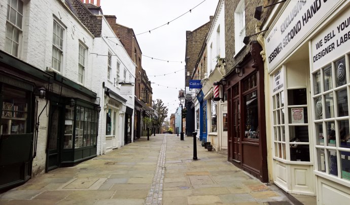 Takto prázdné ulice v severolondýnské čtvrti Hampstead, kterou si oblíbili umělci i bohatí lidé, už asi nikdy neuvidíte. Foto: Dora Martínková