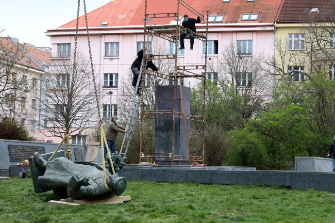 Odstranění sochy maršála Koněva z náměstí Interbrigády. Byla tu bez pár týdnů 40 let. Foto: Ludvík Hradilek, Deník N