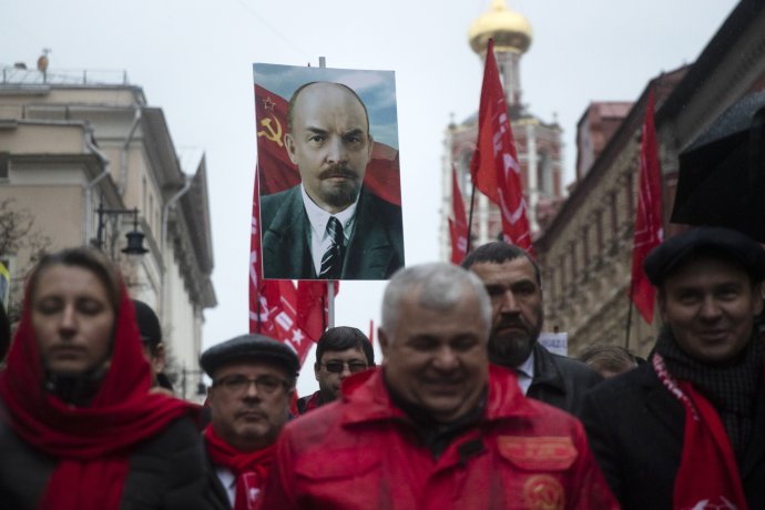 Řada Rusů – a nejen komunisté – uctívá Lenina a Stalina jako zakladatele svého novodobého státu, nad nímž přes všechny hrůzy, které měli a mají jeho představitelé na svědomí, pociťují hrdost. Foto: ČTK/AP