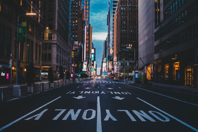 Wolf i Bardhan vidí hlavní příčinu krize demokratického kapitalismu v neoliberální ideologii. Foto: Paulo Silva, Unsplash