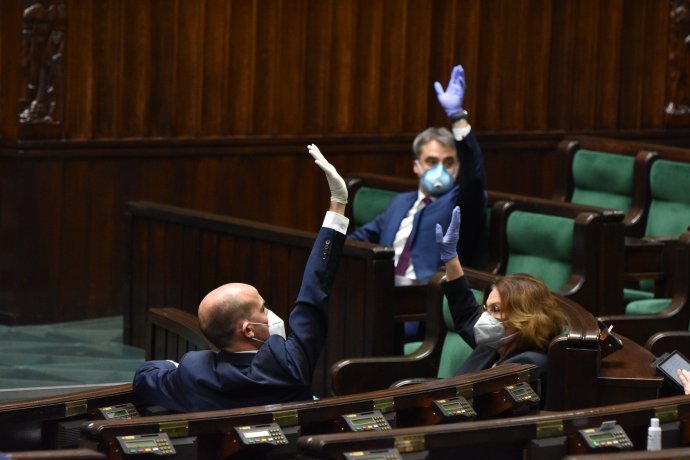 Polští poslanci hlasují o zákoně o konání prezidentských voleb poštovním hlasováním. Foto: Sejm Rzeczypospolitej polskiej