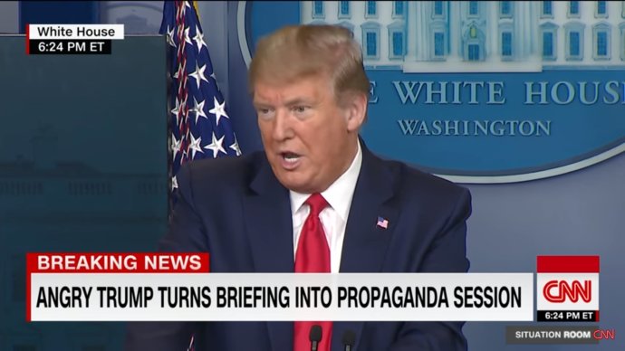 Televize CNN připojila k Trumpovu vystoupení popisek: „Rozhněvaný Trump změnil tiskovou konferenci na propagandistické sezení.“ Foto: repro CNN