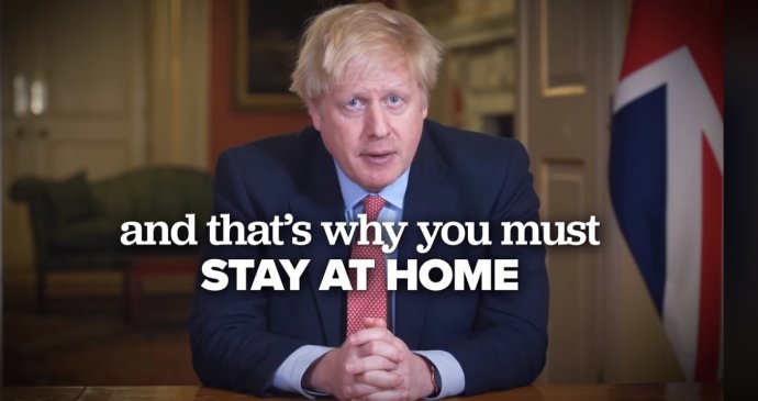 Video, v němž britský premiér Johnson nabádal občany, aby během krize způsobené koronavirem zůstali v domácí karanténě. Zdroj: úřad vlády, facebookový účet 10downingstreet