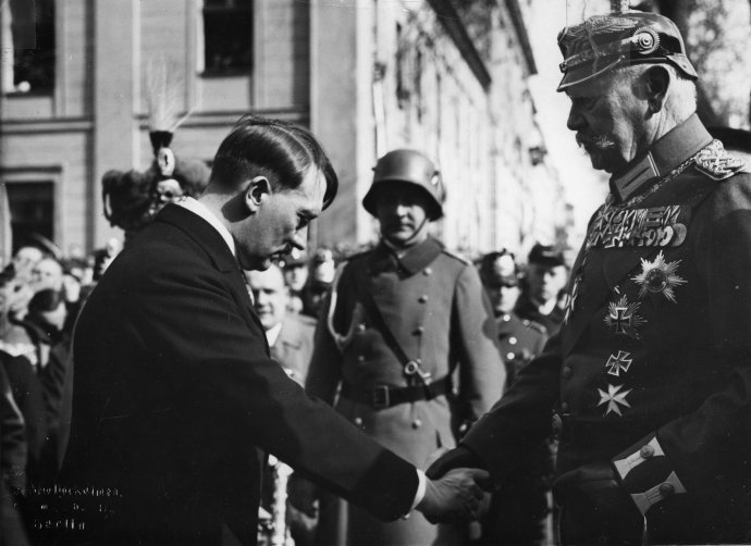 Říšský kancléř Adolf Hitler a říšský prezident Paul von Hindenburg 21. března 1933 v Postupimi. Foto: Bundesarchiv, CC BY-SA 3.0