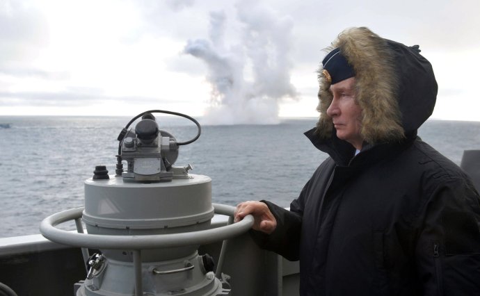 Putin na palubě raketového křižníku Maršál Ustinov v lednu 2020 demonstruje, že je rozhodný, soustředěný a spolehlivý lodivod v klidných i rozbouřených vodách. Foto: putin.kremlin