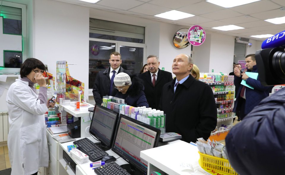 Tuto lékárnu přišel Putin zkontrolovat už v roce 2018, dávno před tím, než v ní začali prodávat dezinfekci pro boj s koronavirem. Foto: kremlin.ru