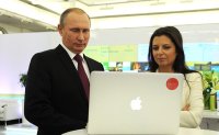 Šéfredaktorka RT (Russia Today) Margarita Simoňjan ukazuje prezidentu Vladimiru Putinovi výsledky práce kanálu. Foto: kremlin.ru