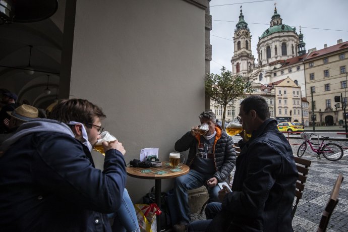 Aspoň jedním z problémů, které analýza definovala, jsou zasaženy tři čtvrtiny dospělých v České republice. FOTO: Kuchta, Deník N
