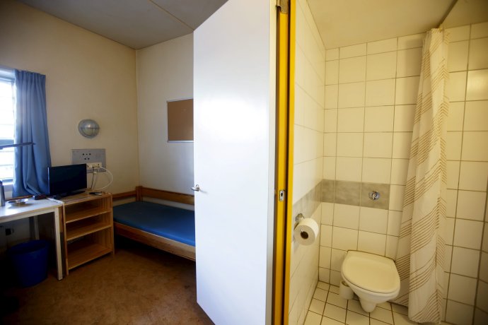 Takto vypadá jedna z cel norského vězení Skien, ve kterém je v současnosti držen i masový vrah Anders Breivik. Foto: Cornelius Poppe, NTB Scanpix / Reuters