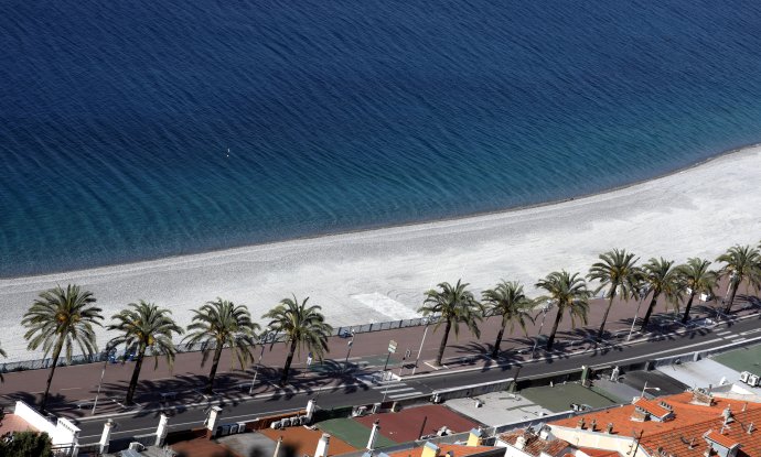 Prázdná pláž i Promenade des Anglais ve francouzském středomořském Nice během pandemie koronaviru, 7. května 2020. Foto: Eric Gaillard, Reuters