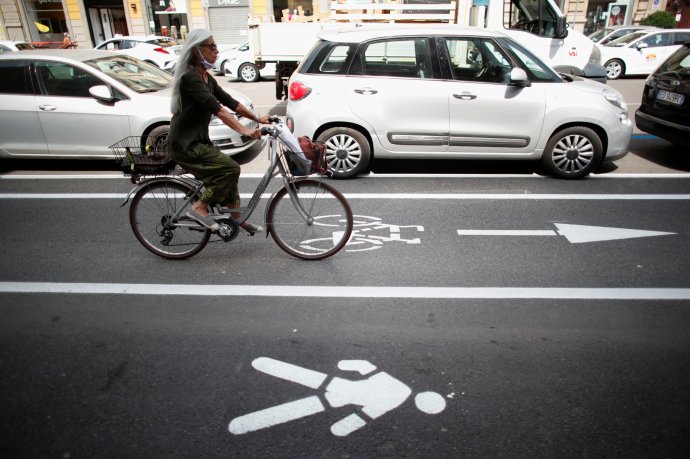 Cyklistika zaznamenává po uvolnění protipandemických restrikcí boom. Na mnoha místech jsou kvůli obavám z nákazy v MHD kola vyprodaná, cykloservisy plné a města a vlády podporují dopravu na kole budováním nových cyklostezek i omezováním automobilové dopravy, jako například v italském Miláně. Foto: Alessandro Garofalo, Reuters