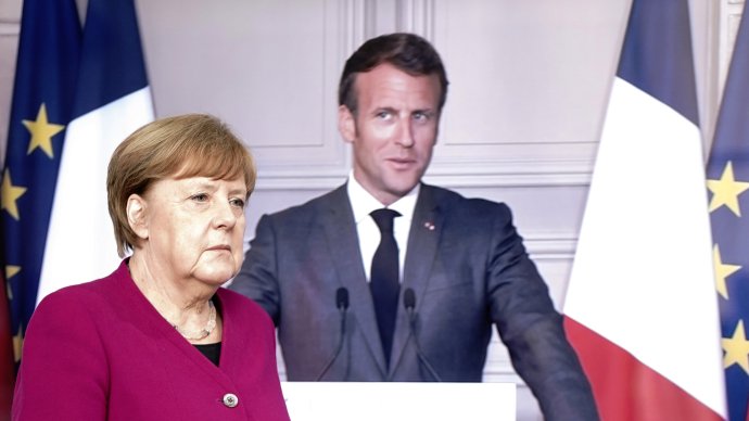 „Živá“ německá kancléřka Angela Merkelová a „televizní verze“ francouzského prezidenta Emmanuela Macrona při tiskové konferenci po jednání o ekonomickém stimulu Evropské unii v Berlíně a Paříži 18. května. Foto: Kay Nietfeld / Pool via Reuters