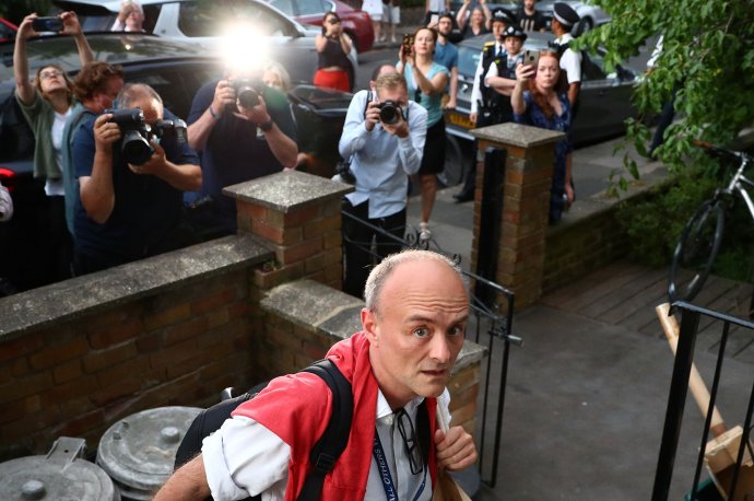 Poradce premiéra Johnsona Dominic Cummings u svého domu během aféry týkající se jeho cesty napříč Británií v pandemii, kdy vláda žádala obyvatele, aby zůstali doma. Foto: Hannah McKayová, Reuters