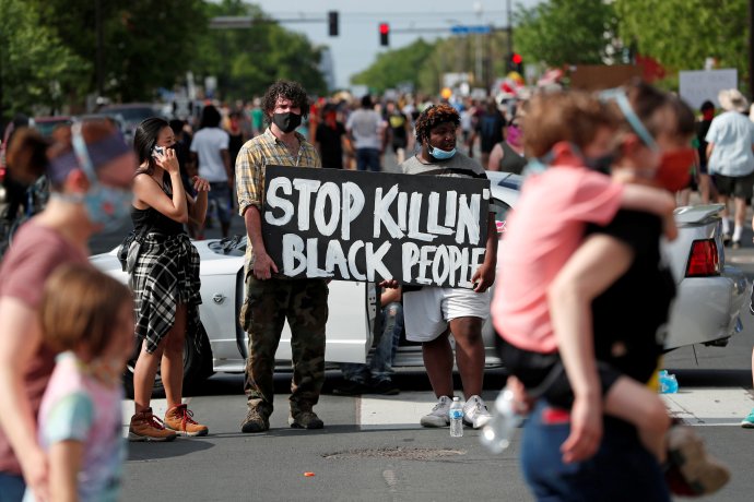 „Přestaňte zabíjet černé,“ hlásá nápis na transparentu na demonstraci po policejním zákroku, při němž v Minneapolisu v Minnesotě zemřel George Floyd. Foto: Eric Miller