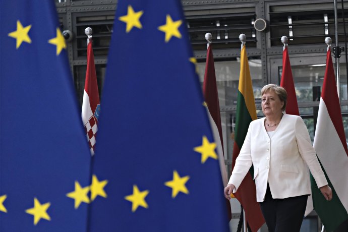 Angela Merkelová a evropské vlajky na summitu EU v Bruselu. Foto: EU