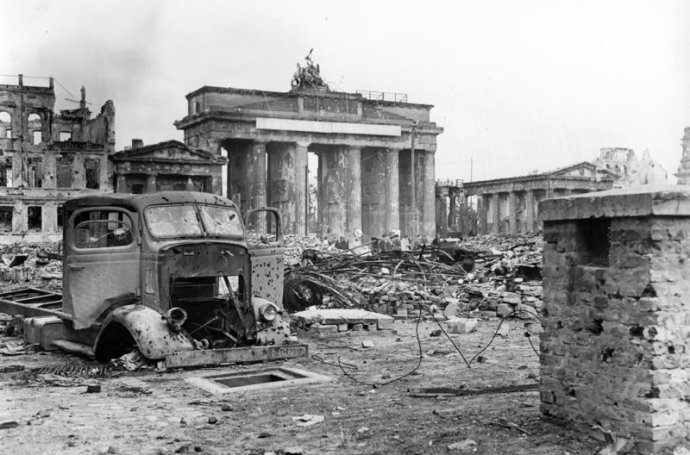 Braniborská brána a Pařížské náměstí v centru Berlína po skončení druhé světové války, na začátku června 1945. Foto: Carl Weinrother, Bundesarchiv