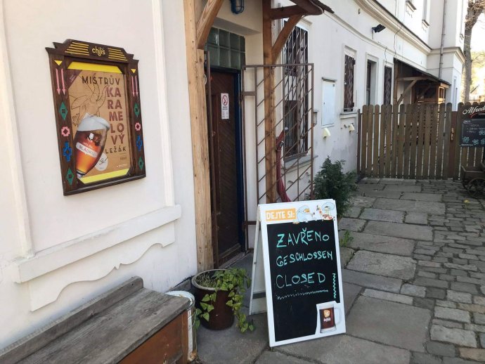 V Dolní Poustevně ve Šluknovském výběžku mohou zákazníci narazit jen na cedule s nápisem "Zavřeno". Foto: František Trojan, Deník N