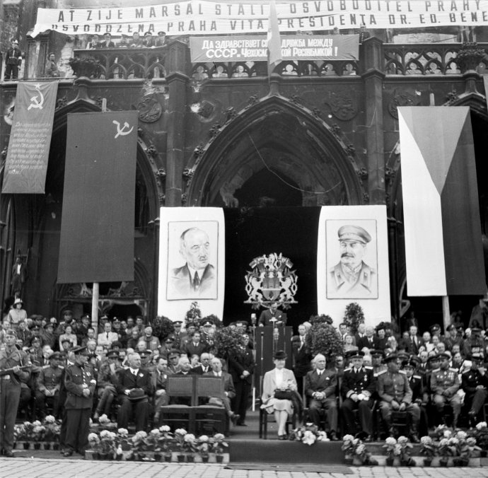 Po skončení války vítala v květnu 1945 Praha na Staroměstském náměstí prezidenta Beneše vlajkou nejen československou, ale i sovětskou, hesly v ruštině a Stalinovým portrétem. Foto: ČTK