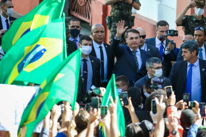 Brazilský prezident Bolsonaro ostentativně ignoruje fakt, že jeho země patří v současné pandemii k těm nepostiženějším. Těm, kteří mu dali kdysi hlas, slíbil hospodářskou prosperitu a koronavirus mu teď dělá čáru přes rozpočet. Foto: ČTK/AP/Zuma