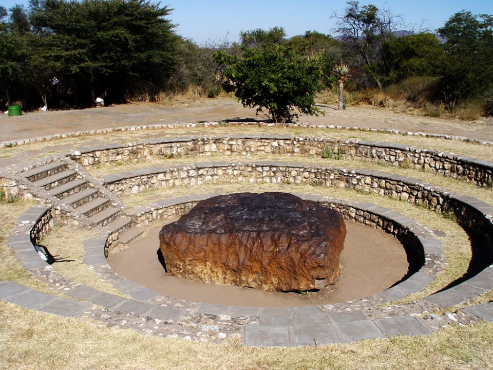 Největší meteorit na světě leží v Namibii. Foto: Damien du Toit, Wikimedia Commons (CC-BY-2.0)