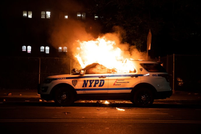 Hořící auto newyorské policie NYPD v Brooklynu během nepokojů po smrti George Floyda. Foto: Jeenah Moon, Reuters