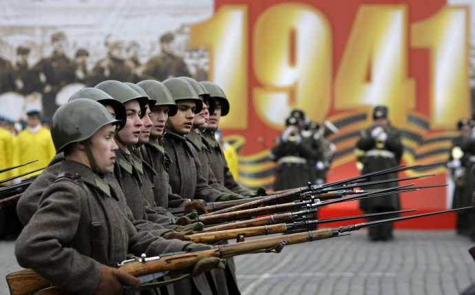 Při vojenských přehlídkách pochodují po moskevském Rudém náměstí vojáci v dobových uniformách z druhé světové války. Mají podpořit mýtus Ruska jako země vítězství. Foto: ČTK/AP