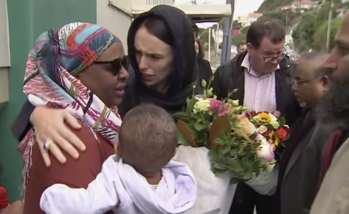 Před rokem oběhly svět snímky empatického gesta novozélandské premiérky Jacindy Ardernové při setkání s pozůstalými v jedné ze dvou mešit, kde pravicový extremista vloni v březnu zmasakroval desítky muslimů. Foto: ČTK/ TVNZ via AP
