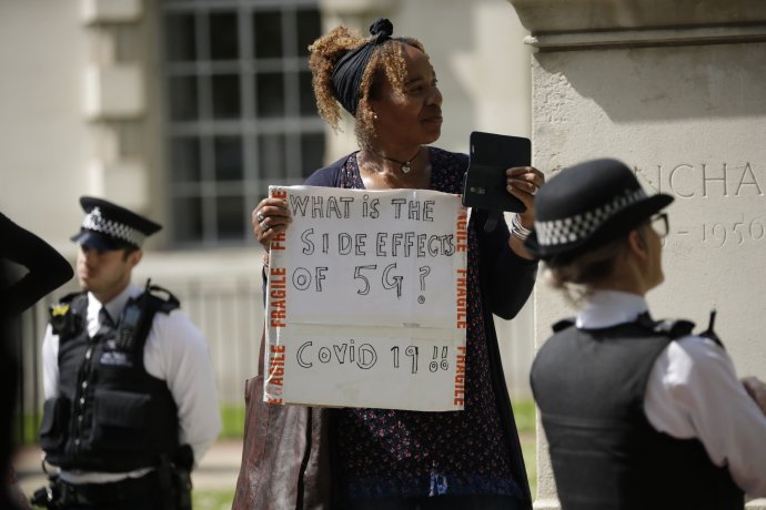 Demonstrantka v Londýně má jasno. (Na jakou síť je připojen mobil, který drží v ruce?) Vědci skoro taky, ale ne na sto procent. Foto: Matt Dunham, AP/ČTK