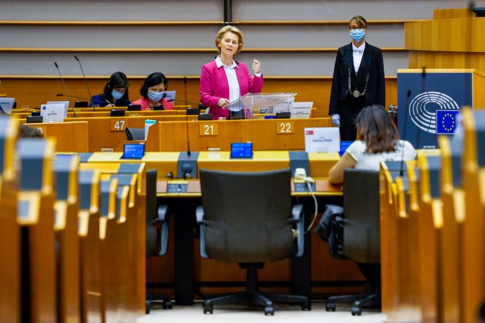 Předsedkyně Komise von der Leyenová představuje v Evropském parlamentu návrh rozpočtu EU na příštích 7 let. Foto: Daina Le Lardicová, EP