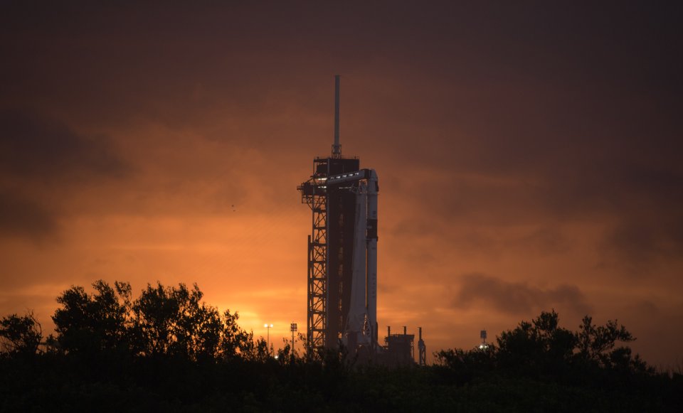 Raketa Falcon 9 s modulem pro posádku Crew Dragon na startovací rampě Kennedyho vesmírného střediska na Floridě čeká na start letu NASA a SpaceX na Mezinárodní kosmickou stanici. Foto: NASA