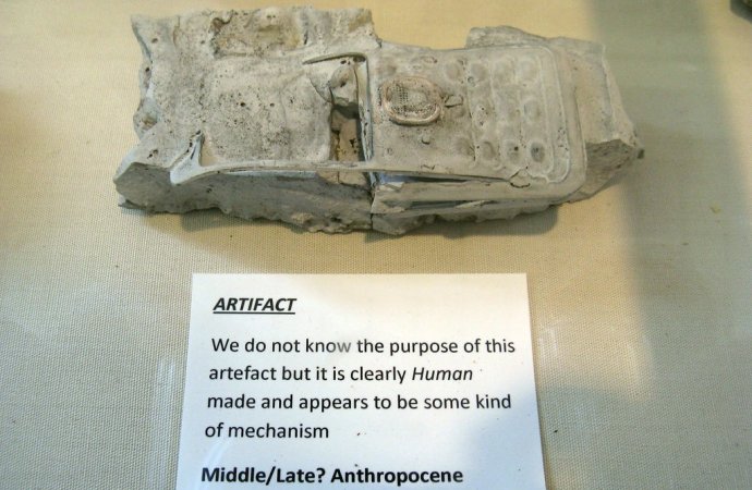 Výtvarnice Libby Jonesová vytváří „zkameněliny“ antropocénu – doby člověka. Foto: Libby Jonesová