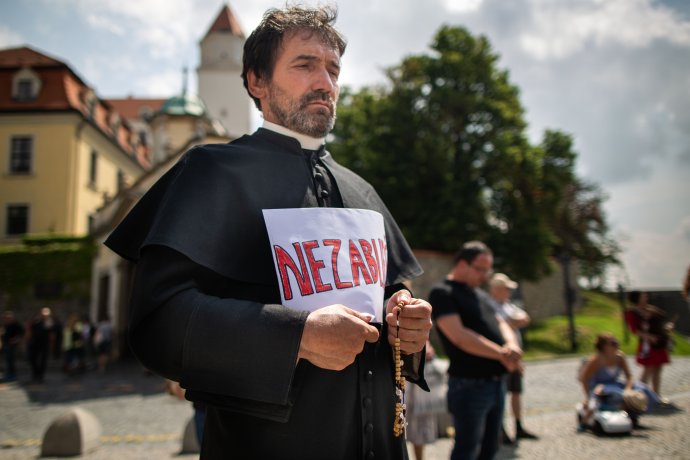 Kontroverzní katolický kněz Marián Kuffa v červnu 2018 modlící se před slovenskou Národní radou za zpřísnění interrupcí. Foto: Tomáš Benedikovič, Denník N