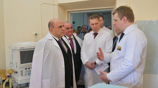Ruský premiér Mišustin ještě v březnu kontroloval připravenost nemocnic, v dubnu se členové vlády uzavřeli ve svých kabinetech, ale ani to je neochránilo před nákazou. Zdroj: government.ru