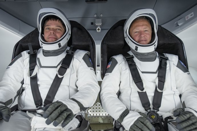 Posádka letu NASA’s SpaceX Demo-2 na Mezinárodní vesmírnou stanici ISS; první let s lidskou posádkou z USA od konce raketoplánů v roce 2011 a první let s lidskou posádkou v plavidle a na raketě soukromé společnosti. Vlevo astronaut Robert Behnken, vpravo Douglas Hurley. Foto: NASA