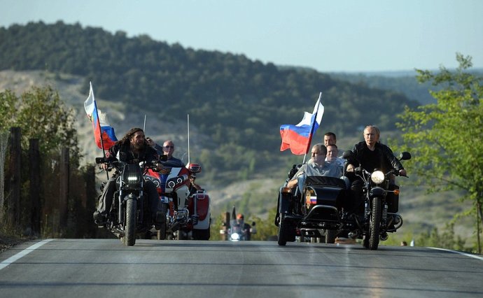 Prezident Vladimir Putin v čele kolony motorkářského klubu Noční vlci, který po Evropě šíří ruský nacionalismus. Foto: Kremlin.ru