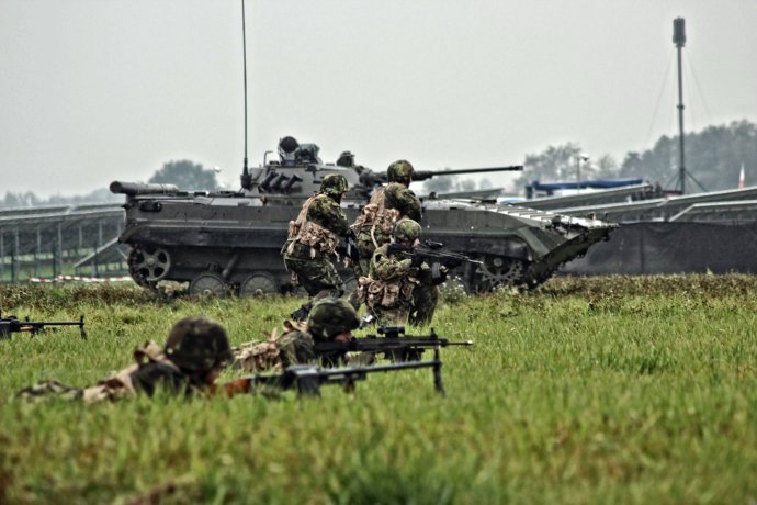 Pásová bojová vozidla pěchoty (BVP), která používá česká armáda (na snímku), jsou za hranicí životnosti. Na soudobém bojišti už nechrání. Foto: Armáda ČR