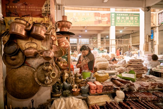 Na čínských tržnicích si nakoupíte nejen jídlo, ale i nádobí na jeho přípravu. Foto: Pavel Dvořák, Cesty Čínou