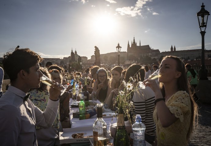 Letní hostina na Karlově mostě v Praze. Foto: Gabriel Kuchta, Deník N