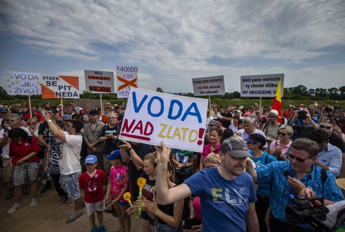 Protesty proti těžbě štěrkopísku mezi Veselím nad Moravou, Uherským Ostrohem a Moravským Pískem na jihovýchodní Moravě. Foto: Gabriel Kuchta, Deník N