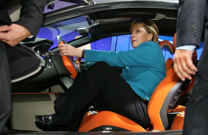 Německá kancléřka Angela Merkelová se po 13 letech vrací za volant EU – k předsednictví v Radě a určování agendy jednání vlád EU. Takto vypadala před rokem 2007, kdy její vláda řídila schůzky ministrů Unie poprvé. Na fotce sedí ve fordu v autosalonu ve Frankfurtu v roce 2005. Foto: Vincent Kessler, AA/Reuters
