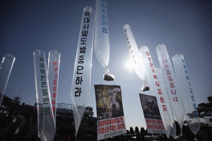 „Bojovníci za svobodnou Koreu“, „Stop jaderným provokacím“, „Povstaňte, severokorejští krajané“, „Jižní Korea se musí vyzbrojit proti jaderným zbraním“ – slogany na balonech, které aktivisté na Jihu posílají přes hranici do KLDR (archivní snímek z roku 2013). Foto: Kim Hongdži, Reuters