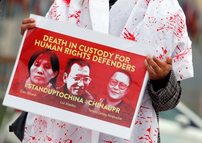 Transparent na demonstraci před sídlem OSN v Ženevě, u příležitosti předloňského univerzálního periodického přezkumu stavu lidských práv v Číně. Foto: Denis Balibouse, Reuters