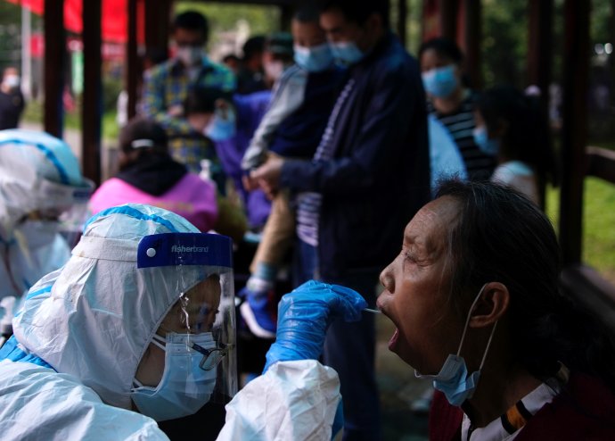 Plošné testování obyvatel Wu-chanu na koronavirus. Foto: Aly Song, Reuters