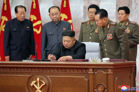 Kim Čongun na jednání Ústřední vojenské komise Korejské strany práce nařizuje „zvýšit jaderní odstrašení“. Foto: KCNA via Reuters