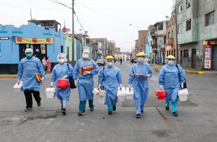 Zdravotníci při práci v jedné z chudších čtvrtí peruánské Limy v červnu 2020. Peru je druhá koronavirem nejpostiženější země Jižní Ameriky po Brazílii. Foto: peruánské ministerstvo zdravotnictví, Reuters