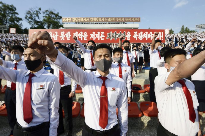 „Děsivý blesk udeří na hlavy nepřátel.“ Severokorejští studenti v Pchjongjangu kritizují Jižní Koreu a tamní aktivisty, kteří na Sever posílají protirežimní letáky (6. června 2020). Foto: Kjódó, Reuters