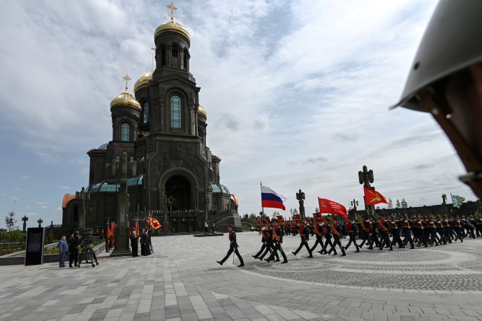 Ruští vojáci pochodují během vysvěcení ruské ortodoxní „katedrály ozbrojených sil“ u Moskvy. 14. 6. 2020. Foto Igor Palkin, tisková služba patriarchátu / Reuters