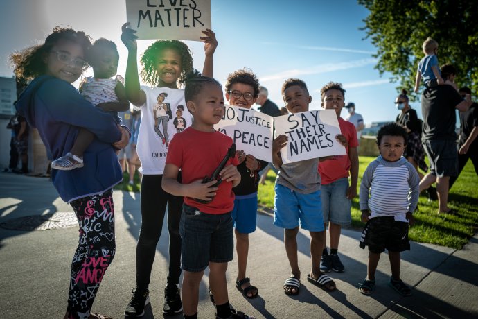 Na protesty ve městě Des Moines v Iowě přišly i tyhle děti. Jednou z těžkých věcí, které Afroameričané v posledních dnech zmiňují, je to, jak mají svým dětem vysvětlit, co se děje a hlavně proč. Foto: Phil Roeder, Flickr